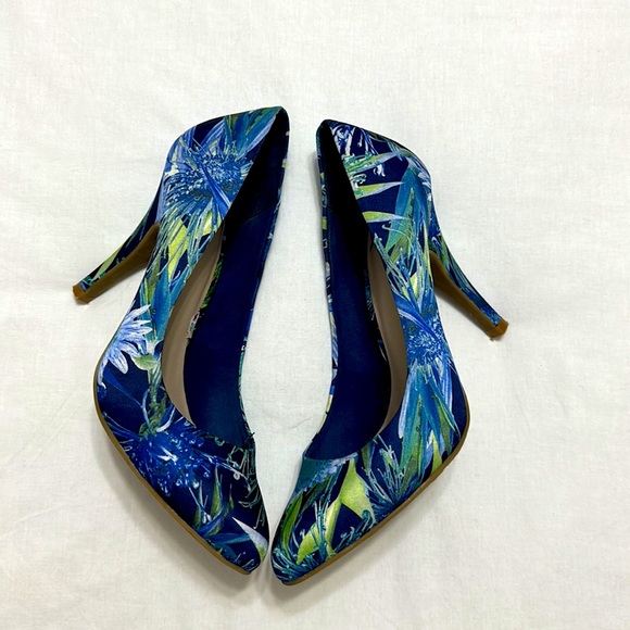Fergalicious By Fergie Blue Green Fabric Floral Pointy 3 1/2” Heel. 7M Tropical - Picture 2 of 10